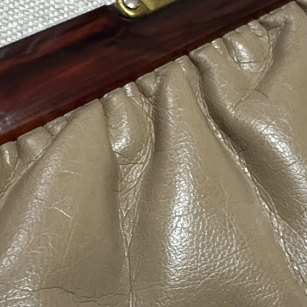 Gorgeous Vintage Clutch-Faux Leather-Lucite Trim in Brown-Gold Tone Metal Close - Picture 15 of 16